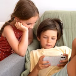 kids pplaying video game